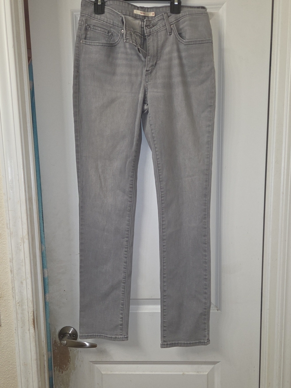 Women's Straight Leg Jeans in Light Gray
